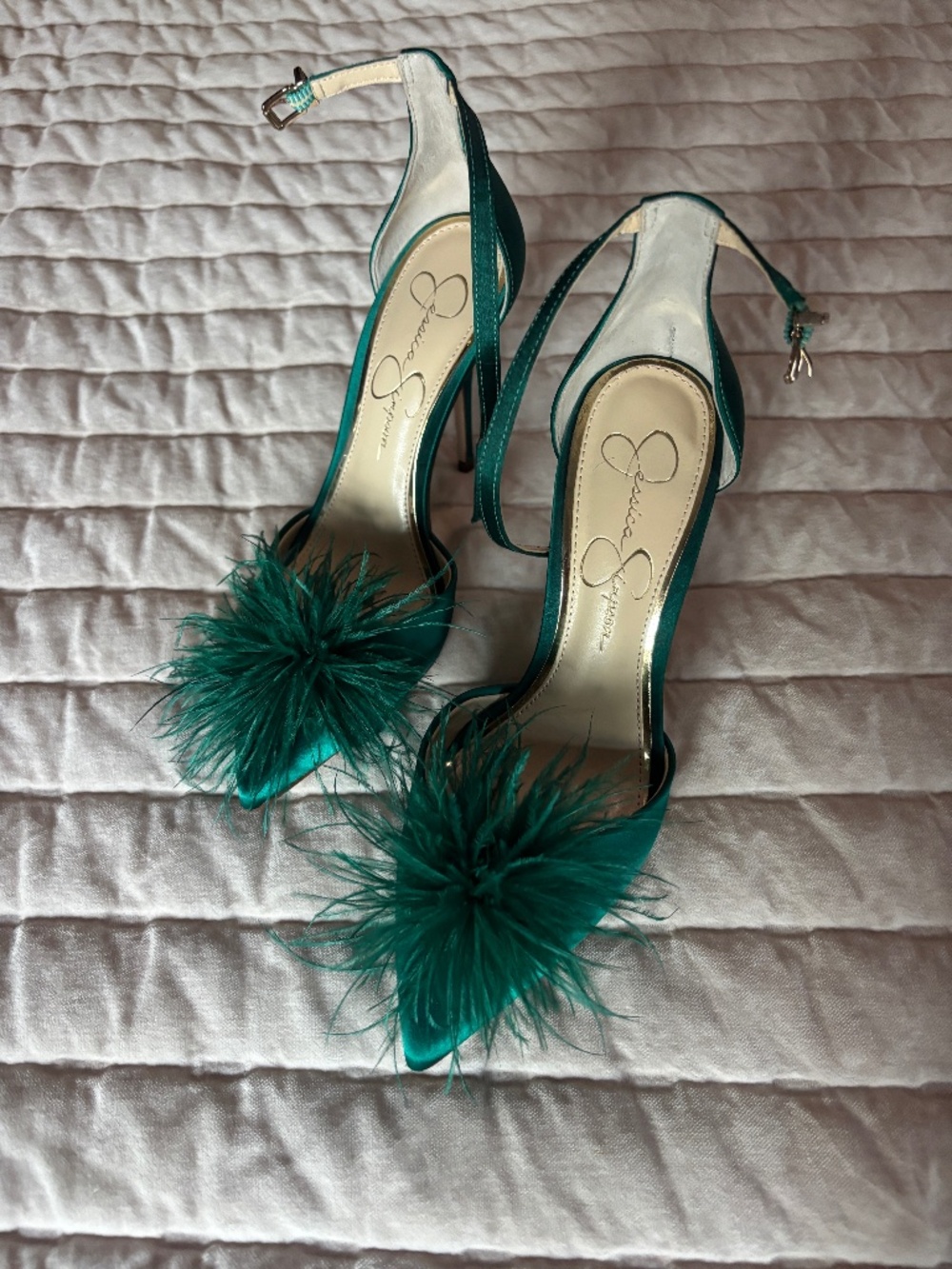 NEVER WORN Jessica Simpson Green Heels with Feathers